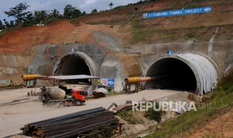 Kendaraan melintas di lokasi proyek Tol Cileunyi-Sumedang-Indramayu (Cisumdawu), Kabupaten Sumedang, Jawa Barat, Selasa (12/6).