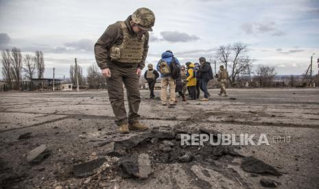  Seorang tentara Ukraina melihat sebuah lubang dari peluru yang ditembakkan oleh separatis pro-Rusia di desa Novoluhanske, wilayah Luhansk, Ukraina, Sabtu, 19 Februari 2022. Para pemimpin separatis di Ukraina timur telah memerintahkan mobilisasi militer penuh di tengah kekhawatiran yang berkembang di Barat bahwa Rusia berencana untuk menyerang negara tetangga. Pengumuman pada hari Sabtu datang di tengah lonjakan kekerasan di sepanjang garis kontak antara pasukan Ukraina dan pemberontak pro-Rusia dalam beberapa hari terakhir.