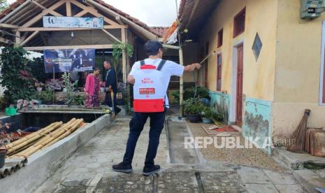 Petugas Disnakan Kabupaten Ciamis melakukan penyemprotan di lokasi kejadian belasan kucing mati, Kelurahan Ciamis, Kecamatan Ciamis, Kabupaten Ciamis, Jumat (18/8/2023). 