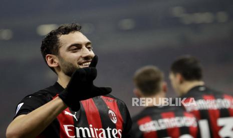 Hakan Calhanoglu dari AC Milan merayakan golnya melawan Lazio dalam pertandingan sepak bola Serie A antara AC Milan dan Lazio, di stadion San Siro di Milan, Italia, Rabu, 23 Desember 2020. 