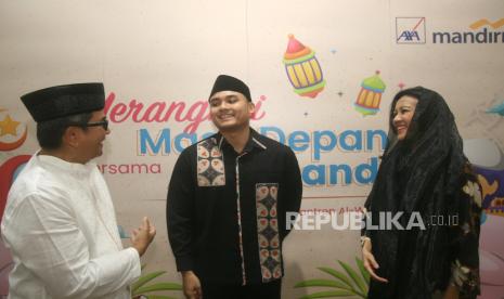 Direktur PT AXA Mandiri Financial Services (AXA Mandiri) Uke Giri Utama (kiri) didampingi Chief Communication Officer AXA Mandiri Atria Rai (kanan) menyerahkan secara simbolis bantuan komputer kepada Wakil Ketua Umum Yayasan Majelis Madani Al Washiyyah Ustadz Muhammad Harun Al Rasyied (tengah) di Jakarta, Selasa (2/4/2024). AXA Mandiri mendonasikan sarana pendidikan dalam bentuk 40 personal computer (PC) dan menghadirkan literasi keuangan syariah kepada santri dan pengurus Pondok Pesantren (Ponpes) Al-Washiyyah. Sepanjang 2023, AXA Mandiri telah menggelontorkan dana sosial sebesar lebih dari Rp563 juta digunakan untuk pemberdayaan sosial, pelestarian lingkungan hidup, dan literasi keuangan. Lewat inisiatif tersebut, AXA Mandiri telah menjangkau dan membantu 7.881 penerima manfaat.