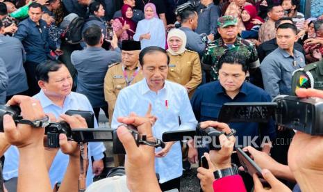 Presiden Jokowi didampingi Menteri BUMN Erick Thohir dan Menteri Pertahanan Prabowo Subianto saat mengunjungi Pasar Bululawang di Kabupaten Malang, Senin (24/7/2023).