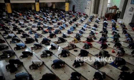 Ilustrasi sholat dengan shaf berjarak di Masjid Raya Bandung. Masjid Raya Bandung masih menunggu kebijakan dari Pemprov terkait shaf sholat 