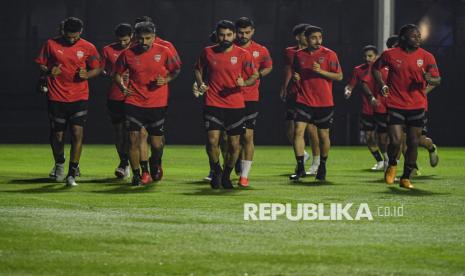 Tim Sepak Bola Bahrain melakukan latihan jelang pertandingan Kualifikasi Piala Dunia 2026 di Lapangan A, komplek GBK, Senayan, Sabtu (22/3/2025). Tim Sepak Bola Bahrain akan melawan Timnas Indonesia dalam laga kedelapan putaran ketiga Kualifikasi Piala Dunia 2026 zona Asia, di Stadion Utama Gelora Bung Karno (SUGBK), Jakarta, pada Selasa (25/3). 