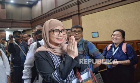 Mantan Direktur Utama Pertamina Karen Agustiawan usai menjalani sidang dakwaan di Pengadilan Tipikor, Jakarta, Senin (12/2/2024). Karen Agustiawan didakwa merugikan negara sebesar 113 Juta US Dolar terkait kasus dugaan tindak pidana korupsi pengadaan gas alam cair atau liquified natural gas (LNG).