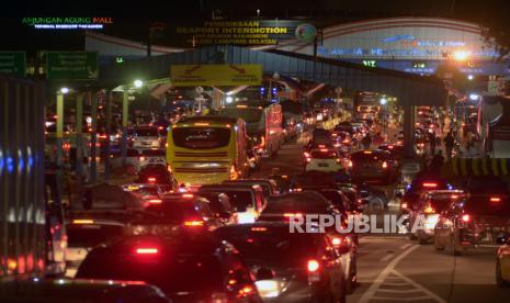 Sejumlah kendaraan mengantre di pintu masuk (tol gate) Pelabuhan Bakauheni, Lampung Selatan, Lampung, Ahad (8/5/2022). Pada H+4 Lebaran sebanyak 142.377 orang penumpang, 18.863 kendaran roda empat dan 11.413 kendaraan bermotor menggunakan jasa angkutan kapal laut untuk menyeberang ke Pulau Jawa. 