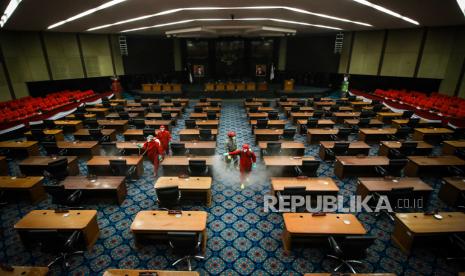 Petugas menyemprotkan cairan disinfektan di ruang sidang paripurna DPRD DKI Jakarta, Rabu (29/7/2020). Penyemprotan tersebut bertujuan untuk menekan penularan COVID-19 di lingkungan perkantoran dan pemerintahan.  Sebelumnya, seluruh gedung DPRD DKI Jakarta dinyatakan ditutup sementara dan direncanakan beroperasi kembali pada Senin (3/8) mendatang, terkait dengan adanya salah satu anggota DPRD dan karyawan yang terpapar COVID-19.