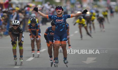 Atlet sepatu roda putri DKI Jakarta Naura Rahmadija (kanan) melakukan selebrasi setelah menjadi yang tercepat pada nomor Marathon 42.000 meter putri PON Papua di Jembatan Youtefa, Kota Jayapura, Papua, Jumat (1/10/2021). Atlet sepatu roda putri DKI Jakarta Naura Rahmadija berhasil meraih medali emas dengan catatan waktu 1 jam 19 menit 13,01 detik sementara medali perak diraih atlet sepatu roda putri DKI Jakarta Yemima Lovellya (1 jam 19 menit 13,02 detik) dan medali perunggu diraih atlet sepatu roda putri Jawa Tengah Abigail Guinevere (1 jam 19 menit 13,03 detik). 