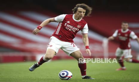 David Luiz dari Arsenal selama pertandingan sepak bola Liga Premier Inggris antara Arsenal dan Tottenham Hotspur di Stadion Emirates di London, Inggris, Minggu, 14 Maret 2021. 