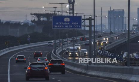 Sejumlah kendaraan melintasi Tol Layang Jakarta-Cikampek (Elevated) di Cikarang, Kabupaten Bekasi, Jawa Barat, Rabu (30/12/2020). PT Jasa Marga Persero melalui Jasamarga Transjawa Tollroad Regional Division (JTT) akan  melakukan penutupan sementara rest area (tempat istirahat) KM 52 B arah Jakarta dan memberlakukan sistem rekayasa lalu lintas contraflow (lawan arah) untuk  mengantisipasi kepadatan lalu lintas di Tol Jakarta-Cikampek. 