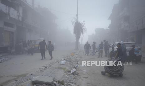 Warga Palestina berjalan melintasi puing-puing rumah yang hancur akibat serangan Israel di Khan Younis, Jalur Gaza, Senin (22/7/2024). Ribuan warga di Khan Younis melarikan diri dari serangan udara dan operasi militer Israel. Kementerian Kesehatan di Gaza yang dikuasai Hamas melaporkan serangan Israel ke Khan Younis, selatan Jalur Gaza tersebut menewaskan 70 orang dan melukai lebih dari 200 lainnya.