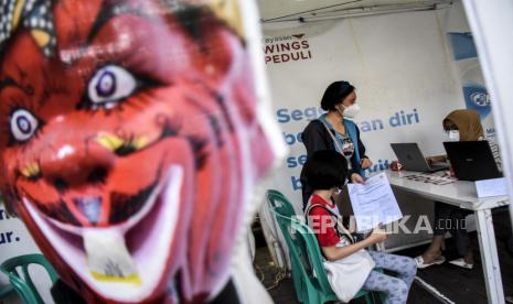 Sejumlah warga menjalani tahap verifikasi sebelum disuntik vaksin Covid-19 di Taman Dewi Sartika, Jalan Wastukencana, Kota Bandung, Selasa (4/1). Pemerintah akan memulai vaksinasi Covid-19 dosis ketiga atau vaksinasi booster pada 12 Januari 2022 mendatang. Vaksinasi booster tersebut diberikan kepada 244 kabupaten/kota yang capaian vaksinasi telah memenuhi kriteria 70 persen dosis pertama dan 60 persen dosis kedua. 