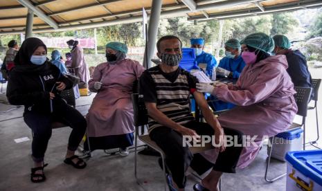 Vaksinator menyuntikkan vaksin Covid-19 jenis Moderna ke warga saat gelaran Wisata Vaksin di Dusun Bambu, Jalan Kolonel Masturi, Kabupaten Bandung Barat, Rabu (15/9). Pemerintah Kabupaten Bandung Barat bekerja sama dengan pengelola kawasan wisata menggelar vaksinasi massal selama lima hari dengan target 1.200 sampai 2.000 orang per hari, dengan tujuan menarik minat warga untuk menjalani vaksinasi dan menggerakan roda perekonomian di sektor wisata sekaligus upaya percepatan vaksinasi nasional. Foto: Republika/Abdan Syakura