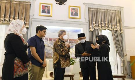 Duta Besar Palestina untuk Indonesia, Zuhair Al-Shun mengucapkan beelasungkawa kepada Gubernur Jawa Barat Ridwan Kamil, di rumah dinas Gubernur Jawa Barat Gedung Pakuan, Kota Bandung, Ahad (5/6). Para pentakziah dari berbagai kalangan terus berdatangan ke Gedung Pakuan untuk menyampaikan belasungkawabersama untuk putra sulung Ridwan Kamil, Emmeril Kahn Mumtadz atau Eril. Gubernur Jabar Ridwan Kamil akan mulai berdinas hari ini.