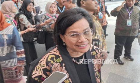 Menteri Keuangan Sri Mulyani saat ditemui dalam sesi doorstop usai menghadiri pembukaan perdagangan bursa di Gedung Bursa Efek Indonesia, Selasa (2/1/2024). 