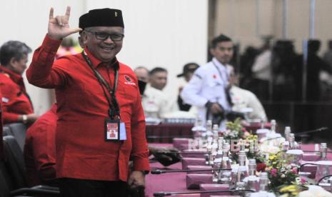 Sekjen PDI Perjuangan Hasto Kristyanto tiba untuk menyerahkan berkas pendaftaran bakal calon legislatif di Kantor KPU, Jakarta, Kamis (11/5/2023). PDI Perjuangan resmi mendaftarkan 580 bakal calon legislatif untuk 84 dapil DPR RI ke KPU.