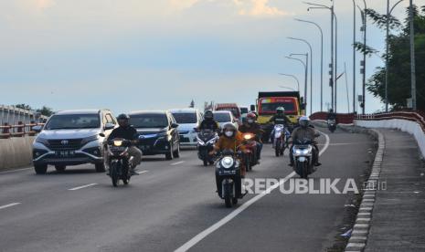 Sejumlah kendaraan melaju di jalur pantura, Jati, Kudus, Jawa Tengah, Kamis (28/4/2022). Memasuki H-4 Lebaran, jalur arah dari Semarang-Surabaya itu terpantau mulai ramai yang didominasi kendaraan pribadi. Arus Mudik di Jalur Pantura Kudus-Demak Lancar