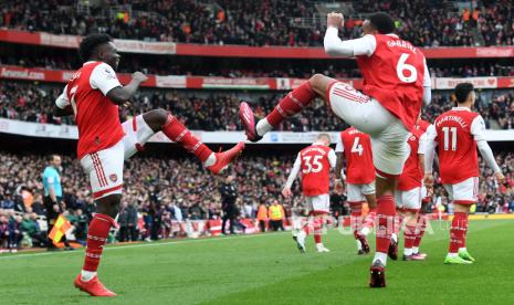 Bukayo Saka dari Arsenal (Kiri) merayakan dengan Gabriel Magalhaes (Kanan) setelah mencetak gol kedua tim selama pertandingan sepak bola Liga Utama Inggris antara Arsenal FC dan Crystal Palace di London, Inggris, (19/3/2023).