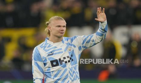 Striker Manchester City Erling Haaland memberi tepuk tangan kepada para penggemar.