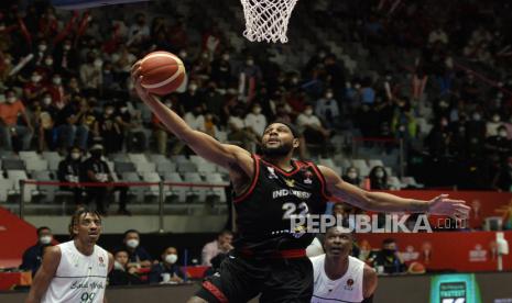 Center timnas bola basket Indonesia Marques Bolden melakukan lay-up saat melawan Arab Saudi dalam pertandingan FIBA Asia Cup 2022 di Istora Senayan, Jakarta, Selasa (12/7/2022). Indonesia menang telak 80-54 atas Arab Saudi..