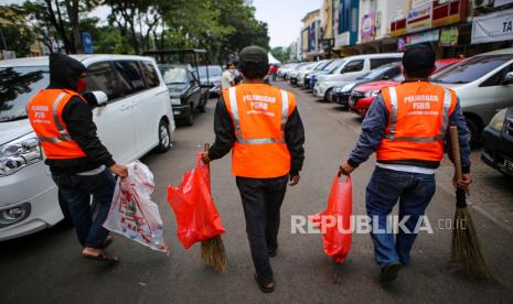 Sejumlah warga pelanggar protokol kesehatan menjalani hukuman sanksi sosial saat Operasi Yustisi Protokol COVID-19,  di Tangerang Selatan, Banten,  (ilustrasi)