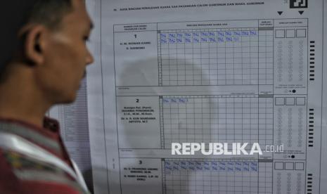 Petugas KPPS melakukan penghitungan surat suara pada Pilkada serentak 2024 di TPS 032, Kebon Melati, Jakarta Timur, Rabu (27/11/2024).