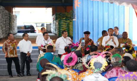 Presiden Joko Widodo bersama Dirut Bulog Budi Waseso dan Kepala Bapanas Arief Prasetyo Adi membagikan bantuan pangan beras ke masyarakat Biak, Papua. 