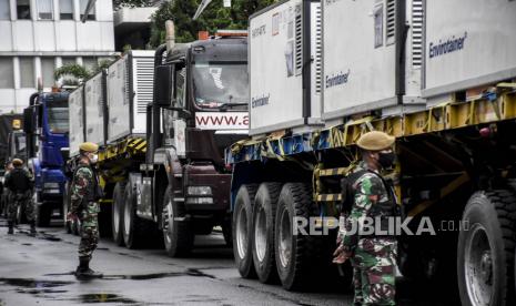 Anggota TNI Berjaga di dekat envirotainer berisi bahan baku vaksin Covid-19 setibanya di PT Bio Farma (Persero), Jalan Pasteur, Kota Bandung, Kamis (25/3). Sebanyak 16 juta bahan baku vaksin Covid-19 dari Sinovac, China, tiba di PT Bio Farma (Persero) untuk selanjutnya diproses mulai 4 April mendatang. Hingga saat ini, total vaksin Covid-19 yang tersedia di Indonesia sebanyak 47,1 juta dosis. Foto:Republika/Abdan Syakura