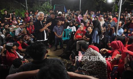 Calon presiden nomor urut 3 Ganjar Pranowo berdialog dengan warga Desa Watuagung di Banyumas, Jawa Tengah, Selasa (9/1/2024). Dalam pertemuan itu Ganjar mendengar sejumlah keluhan dari warga yang sebagian besar berprofesi sebagai petani seperti mahalnya pupuk, akses pendidikan untuk anak-anak yang lebih baik serta pelatihan bagi warga yang ingin mendirikan usaha kecil.