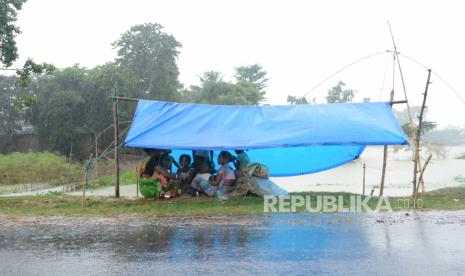 Masjid Shaheenagar Buka Layanan Kesehatan Bagi Korban Banjir. Foto ilustrasi: Penduduk desa yang terkena dampak banjir duduk di bawah naungan sementara selama curah hujan di daerah yang terkena banjir di distrik Morigaon di Assam, India, 19 Juli 2020. Menurut laporan berita, negara bagian Assam terus berjuang dengan situasi banjir yang telah menyebabkan lebih dari lima juta orang terkena dampaknya. dan setidaknya tujuh puluh mati.