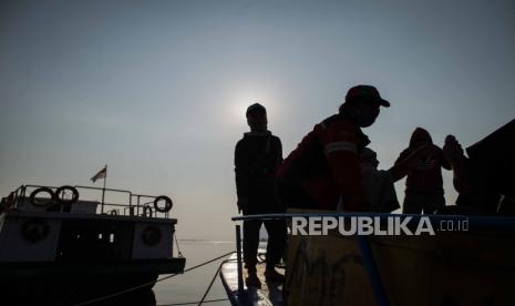 Sejumlah penumpang menaiki kapal penyeberangan di Pelabuhan Kali Adem, Jakarta Utara, Sabtu (20/6). Penyeberangan menuju Kepulauan Seribu yang sebelumnya diprioritaskan untuk petugas kesehatan, anggota TNI/Polri, aparatur sipil negara, dan warga Kepulauan Seribu kini mulai dibuka kembali untuk akses wisatawan dengan tetap menerapkan protokol kesehatan