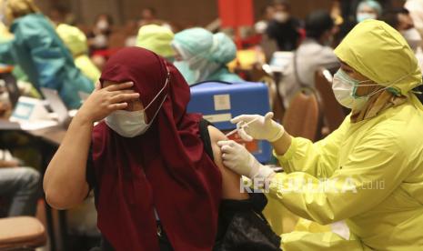 Seorang wanita menerima suntikan vaksin COVID-19 Sinovac saat vaksinasi massal untuk pedagang dan pekerja di sebuah pusat perbelanjaan di Tangerang, Indonesia, Senin, 1 Maret 2021.