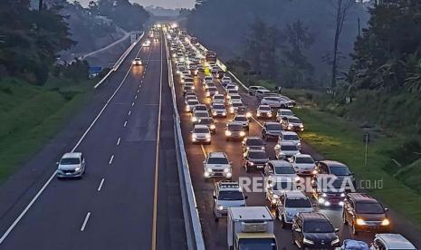 Rekayasa lalu lintas satu arah lokal, terpantau di KM 428 ruas tol Semarang- Solo di wilayah Kelurahan Susukan, Kecamatan Ungaran Timur, Kabupaten Semarang, Jawa Tengah, rabu (19/4) petang. Rekayasa lalu lintas ini diberlakukan dari GT Kalikangkung (KM 414) hingga KM 439, setelah gelombang kedatangan kendaraan pemudik dari arah Jakarta dan Jawa Barat melonjak hingga terjadi kepadatan arus lalu lintas menuju arah Solo.