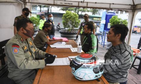 Warga yang melanggar aturan pemberlakuan Pembatasan Sosial Berskala Besar (PSBB) didata saat terjaring Operasi Yustisi (ilustrasi) 