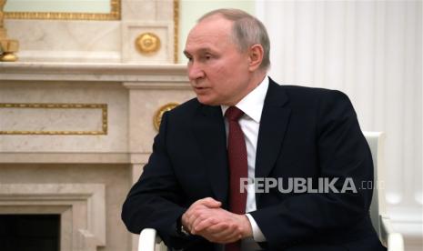  Vladimir Putin Mendadak Kunjungi Krimea. Foto: Presiden Rusia Vladimir Putin berbicara dengan Presiden Suriah Bashar al-Assad saat pertemuan mereka di Kremlin di Moskow, Rusia, Rabu (15/3/2023). Pihak berwenang Rusia dan Suriah terus berhubungan, berkat militer Rusia di negara ini, kemajuan yang signifikan telah dicapai dibuat dalam perang melawan terorisme, kata Putin. Al-Assad menyatakan dukungan untuk operasi militer khusus Rusia di Ukraina.