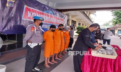 Ilustrasi polisi menangkap penyalahguna narkoba.