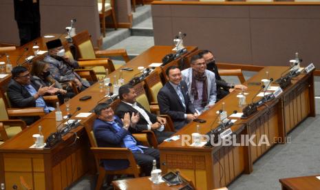 Sejumlah Anggota DPR mengikuti Rapat Paripurna DPR RI ke-7 Masa Persidangan I Tahun Sidang 2022-2023 di Kompleks Parlemen, Jakarta, Kamis (29/9/2022). Dalam rapat Paripurna tersebut DPR antara lain mengesahkan Johanis Tanak sebagai Pimpinan baru KPK dan mengesahkan Rancangan Undang-Undang (RUU) APBN TA 2023 menjadi UU APBN TA 2023.Prayogi/Republika