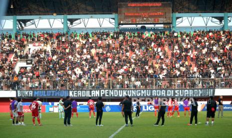 Suporter Persis Solo menonton pertandingan timnya.