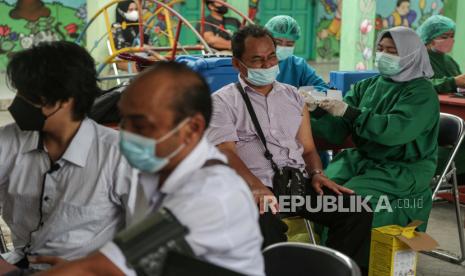 Seorang warga menerima suntikan vaksin COVID-19 saat gebyar vaksinasi bagi masyarakat umum di Palangkaraya, Kalimantan Tengah, Kamis (16/9). Menteri Kesehatan, Budi Gunadi Sadikin mengungkapkan rata-rata setiap tahunnya pemerintah mengeluarkan Rp 490 triliun untuk belanja kesehatan. 