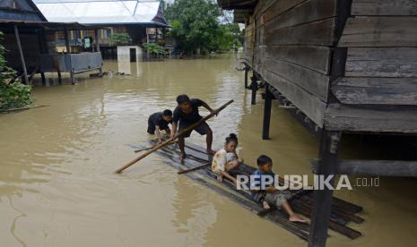 Warga menaiki perahu rakit untuk menerobos banjir di Kecamatan Pitu Riawa, Kabupaten Sidenreng Rappang (Sidrap), Sulawesi Selatan, Sabtu (4/5/2024).