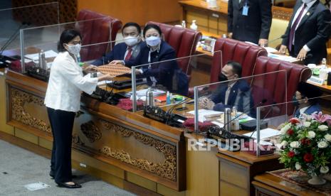 Ketua DPR Puan Maharani menerima draft pandangan pemerintah dari Menteri Keuangan Sri Mulyani pada Rapat Paripurna DPR di Kompleks Parlemen, Senayan, Jakarta, Senin (31/5). Rapat tersebut beragendakan Tanggapan Pemerintah terhadap Pandangan Fraksi-fraksi atas Kerangka Ekonomi Makro (KEM) dan Pokok-pokok Kebijakan Fiskal (PPKF) RAPBN Tahun Anggaran 2022.