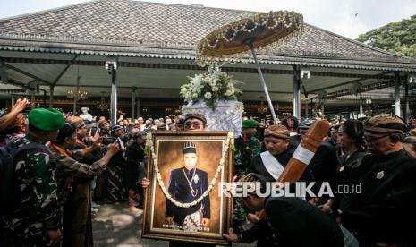 Isak Tangis Kerabat dan Abdi Dalem Iringi Prosesi Pemakaman Pakubuwono XIII |Republika Online 7 012317900 1762328574 830 556