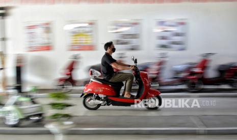 Teknisi melakukan tes drive motor istrik di salah satu dealer sepeda motor listrik di Jakarta, Jumat (26/11). Kendaraan listrik saat ini mangalami tren positif. Menurut salah satu marketing dealer uwinfly, penjualan sepeda motor listrik pada bulan Oktober lalu mencapai 2.500 unit untuk wilayah Jabodetabek seiring dengan Peraturan Presiden No. 55/2019 tentang Percepatan Program Kendaraan Bermotor Listrik Berbasis Baterai untuk Transportasi Jalan sebagai upaya menekan emisi karbon di Indonesia. 