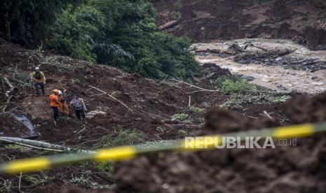 Petugas SAR gabungan melakukan pencarian korban tanah longsor akibat gempa bumi di Cijedil, Kecamatan Cugenang, Kabupaten Cianjur, Rabu (23/11/2022). Berdasarkan keterangan petugas, hingga pukul 15.00 WIB diperkirakan masih ada 7 korban yang berlum ditemukan di area tersebut. Republika/Abdan Syakura