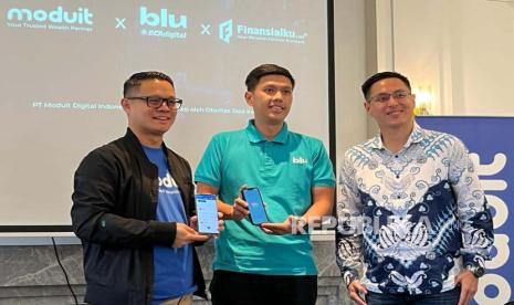 Chief Business Officer at Moduit Digital Indonesia Stefanus Adi Utomo (kiri ke kanan), Head of Digital Business BCA Digital Edwin Tirta, dan CEO Finansialku.com Melvin Mumpuni dalam jumpa pers kolaborasi bluInvest di Jakarta Selatan, Rabu (26/7/2023).