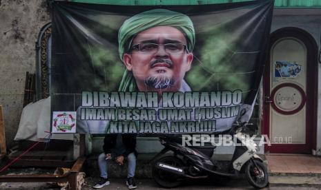 Spanduk Imam Besar Front Pembela Islam (FPI) Habib Rizieq Shihab yang terpasang di kawasan Petamburan III, Jakarta, Rabu (30/12).