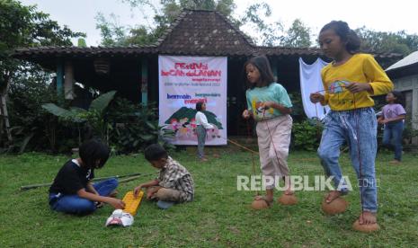 Sejumlah anak bermain permainan tradisional pada Festival Bocah Dolanan di Anagata Merapi, Sumbung, Cepogo, Boyolali, Jawa Tengah, Jumat (22/7/2022). Orang tua perlu mengajarka anak perilaku hidup bersih sehat guna mengurangi risiko penularan penyakit menular, seperti cacar monyet.