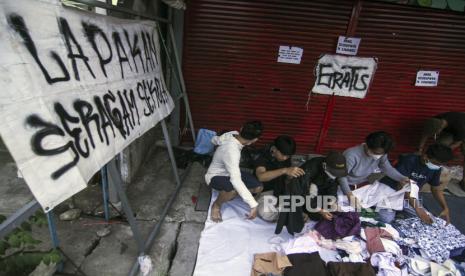 Relawan merapikan seragam sekolah yang dibagikan gratis di kawasan Sukmajaya, Depok, Jawa Barat, Rabu (6/10/2021). Komunitas Pemuda Artima membuat lapak berbagi seragam sekolah dari tingkat SD, SMP hingga SMA secara gratis untuk membantu masyarakat saat pandemi COVID-19 dan dimulainya kembali Pembelajaran Tatap Muka. 