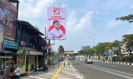 Baliho Kaesang jadi Wali Kota Depok terpampang di sejumlah titik jalan Margonda Depok. Guru besar UI sebut Kaesang berani jadi cawalkot Depok ibarat masuk ke jantung musuh.