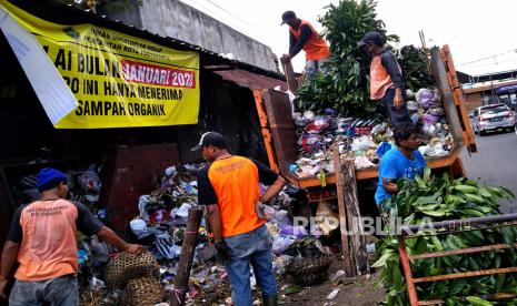 Petugas kebersihan mengangkut sampah ke atas truk pengangkut di tempat pembuangan sampah Lempuyangan, Yogyakarta, Ahad (18/12/2022). Masyarakat Kita Yogyakarta mulai Januari 2023 dilarang membuang sampah anorganik. Pemerintah menghimbau masyarakat mengelola sampah anorganik secara mandiri atau melalui bank sampah. Aturan nol sampah anorganik ini tertuang dalam Surat Edaran Wali Kota Jogja No 660/6123/SE/2022 tentang Gerakan Zero Sampah Anorganik.